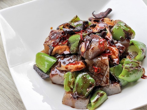 黒しょうがソースでこんにゃくサイコロステーキ